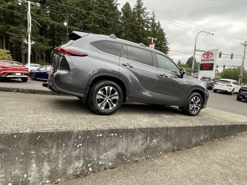 Certified 2025 Toyota Highlander XLE AWD/4WD image 9