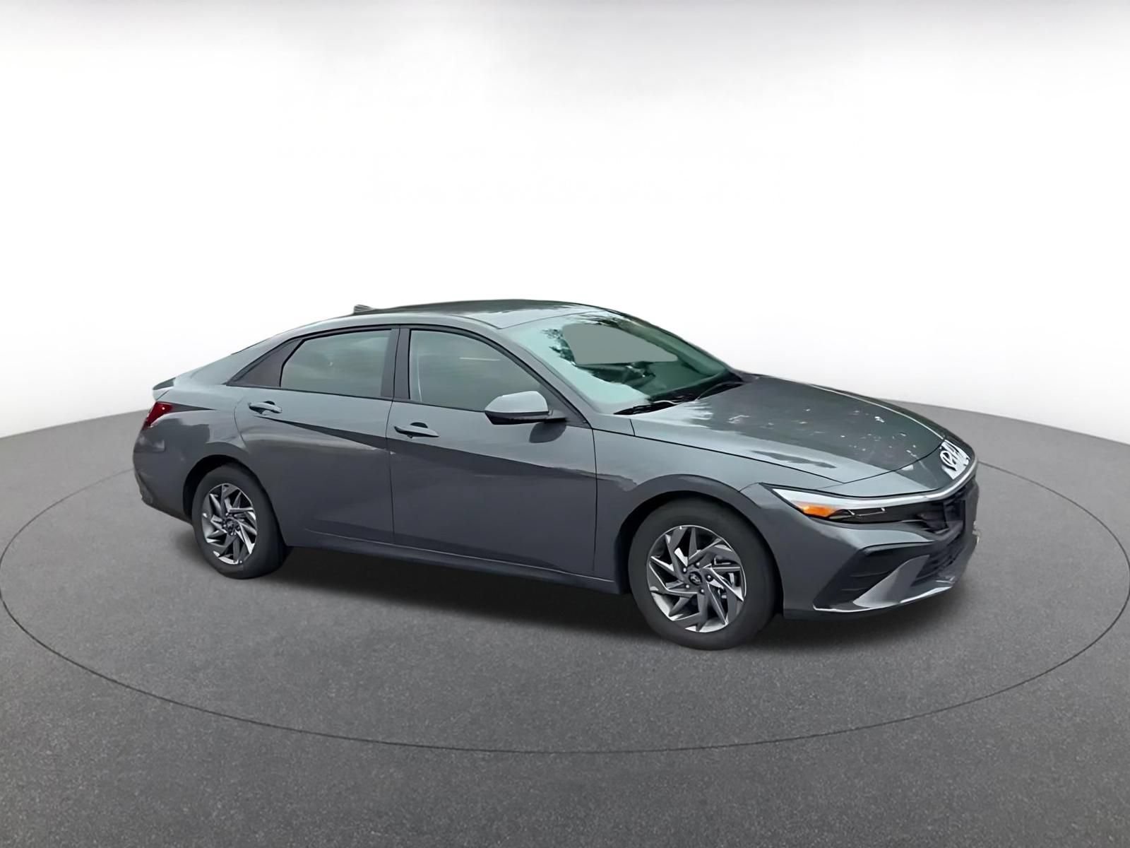 Used 2026 Hyundai Elantra Hybrid FWD image 2