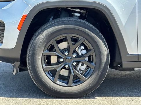 Certified 2024 Jeep Grand Cherokee Altitude AWD/4WD image 25