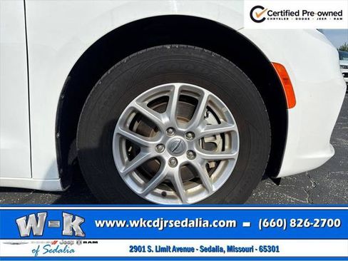 Certified 2023 Chrysler Pacifica Touring-L FWD image 4