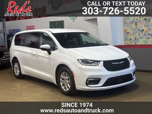 Used 2023 Chrysler Pacifica Touring-L FWD image 1