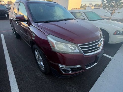 Used 2017 Chevrolet Traverse LT w/ Style and Technology Package FWD image 2