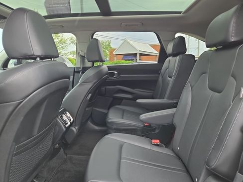 Used 2025 Kia Sorento EX w/ Panoramic Sunroof Package FWD image 13