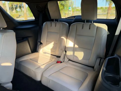 Used 2018 Ford Explorer Limited image 19