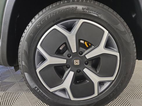 Used 2024 Rivian R1S Adventure image 10