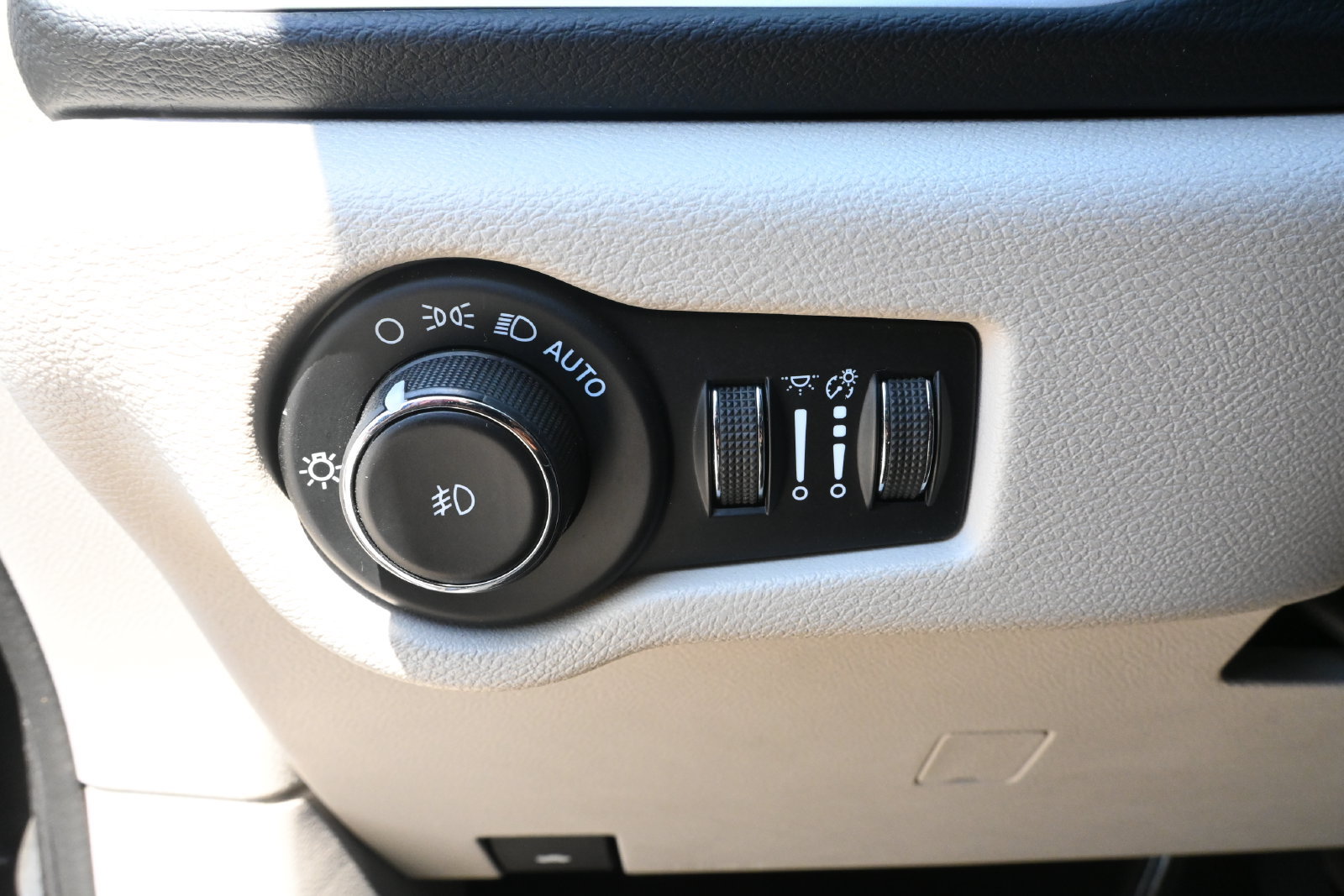 Used 2023 Chrysler Pacifica Touring-L FWD image 9