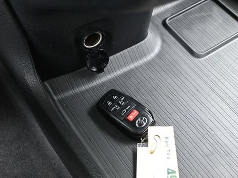 Used 2026 Toyota Sienna XLE AWD/4WD image 29
