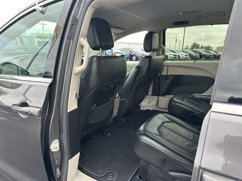 Used 2022 Chrysler Pacifica Touring-L FWD image 17