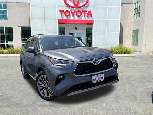 Used 2022 Toyota Highlander Platinum FWD image 2