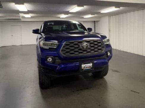 Used 2022 Toyota Tacoma TRD Sport w/ TRD Premium Sport Package AWD/4WD image 3