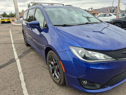 Used 2020 Chrysler Pacifica Touring-L w/ S Appearance Package image 4