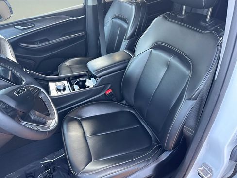Used 2023 Jeep Grand Cherokee L Limited AWD/4WD image 32