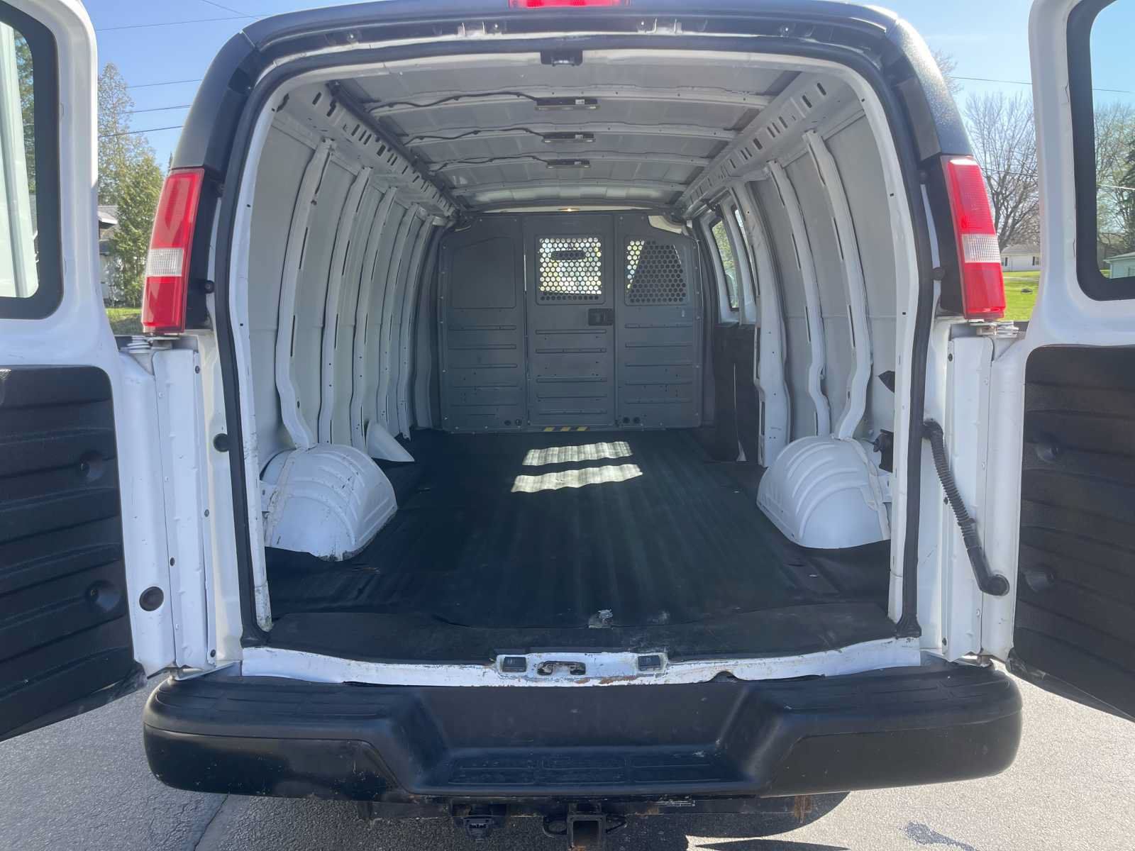 Used 2016 Chevrolet Express 3500 Extended RWD image 11