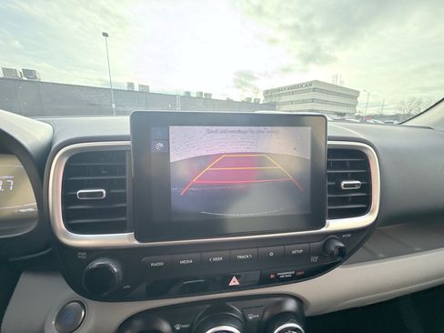 Used 2024 Hyundai Venue SEL image 16