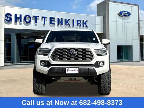 Used 2021 Toyota Tacoma TRD Off-Road image 2