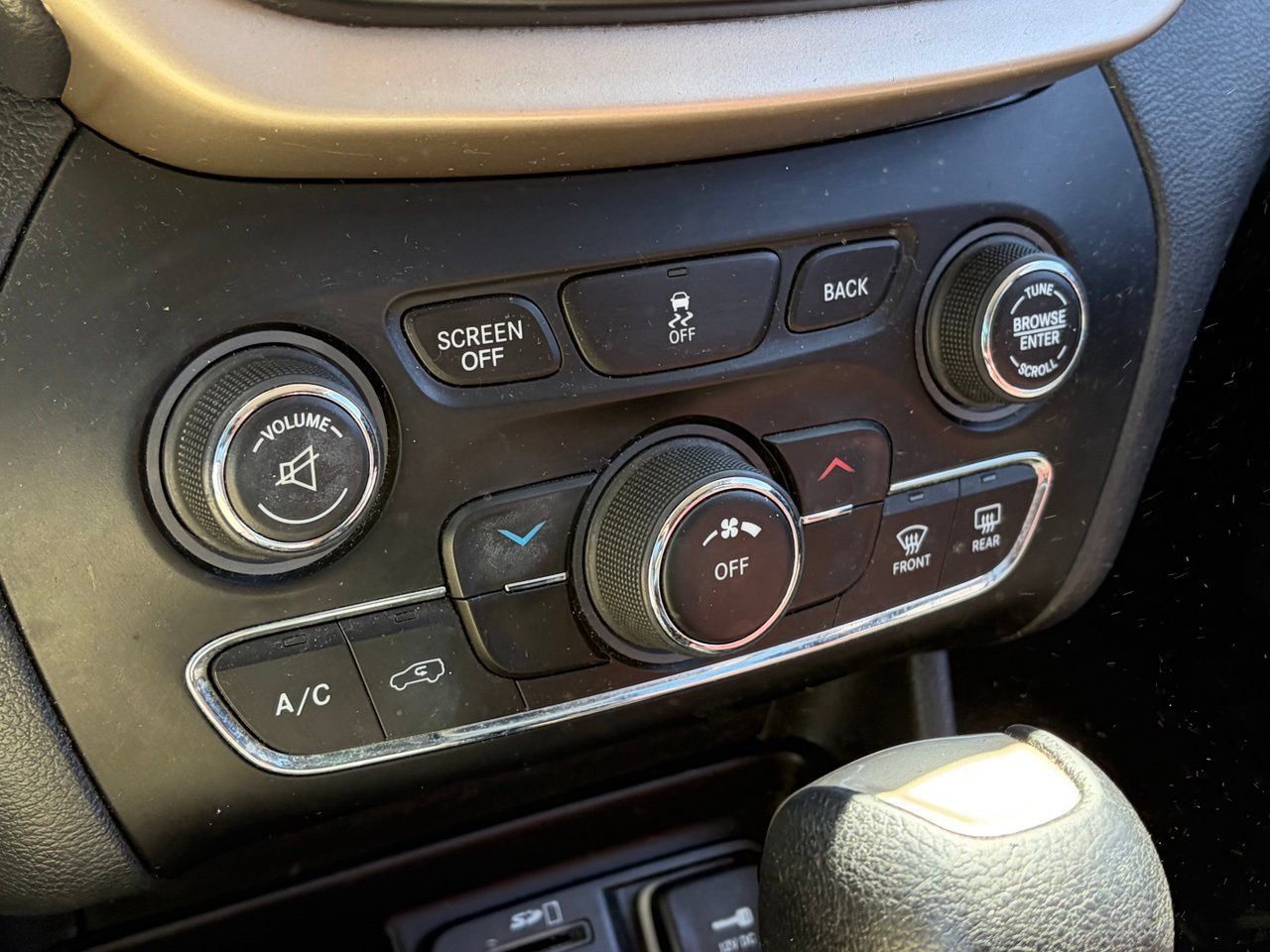 Used 2015 Jeep Cherokee Latitude AWD/4WD image 8