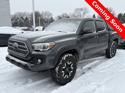 Used 2017 Toyota Tacoma TRD Off-Road image 2