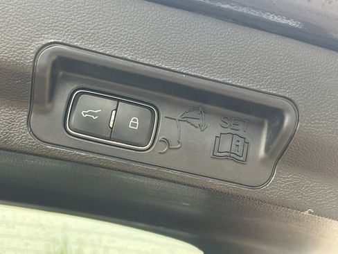 Used 2020 Ford Explorer Limited image 16