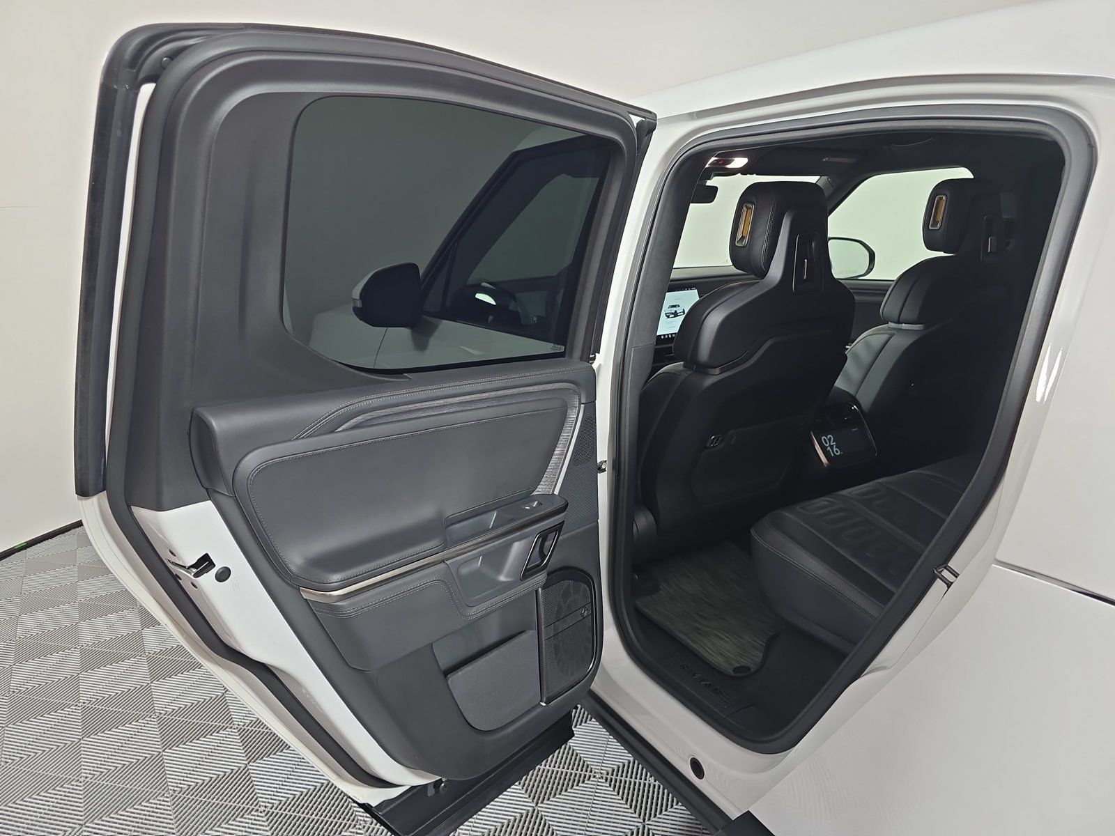 Used 2023 Rivian R1T Adventure Dual AWD/4WD image 17