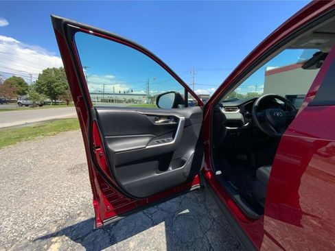 Used 2019 Toyota RAV4 XLE AWD/4WD image 19