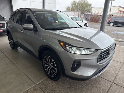 Used 2024 Ford Escape SE image 3