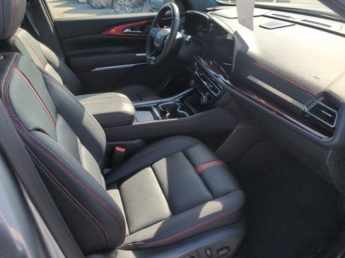 Used 2025 Chevrolet Traverse RS image 24