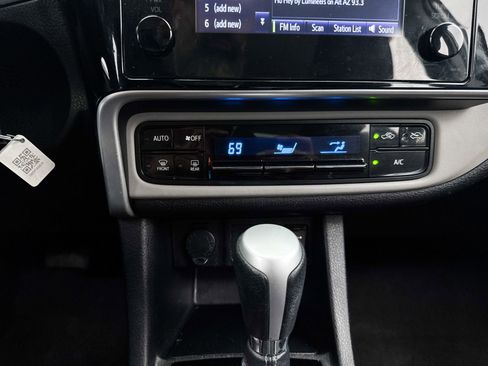 Used 2017 Toyota Corolla LE w/ Carpet Mat Package (TMS) FWD image 19