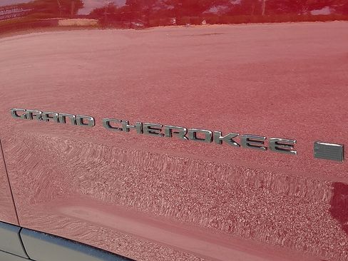 New 2025 Jeep Grand Cherokee Altitude image 9