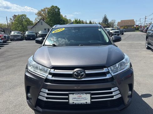 Used 2017 Toyota Highlander XLE w/ Carpet Mat Package AWD/4WD image 2