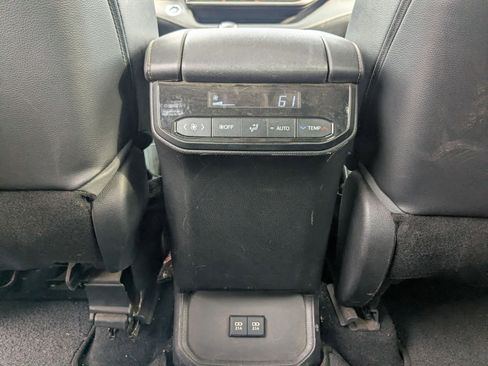 Used 2021 Toyota Highlander XLE AWD/4WD image 22