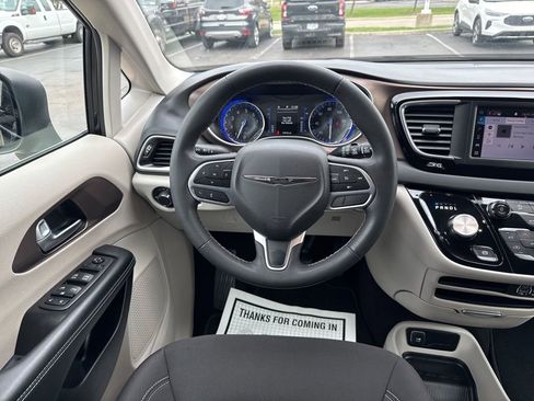 Used 2023 Chrysler Voyager LX image 17