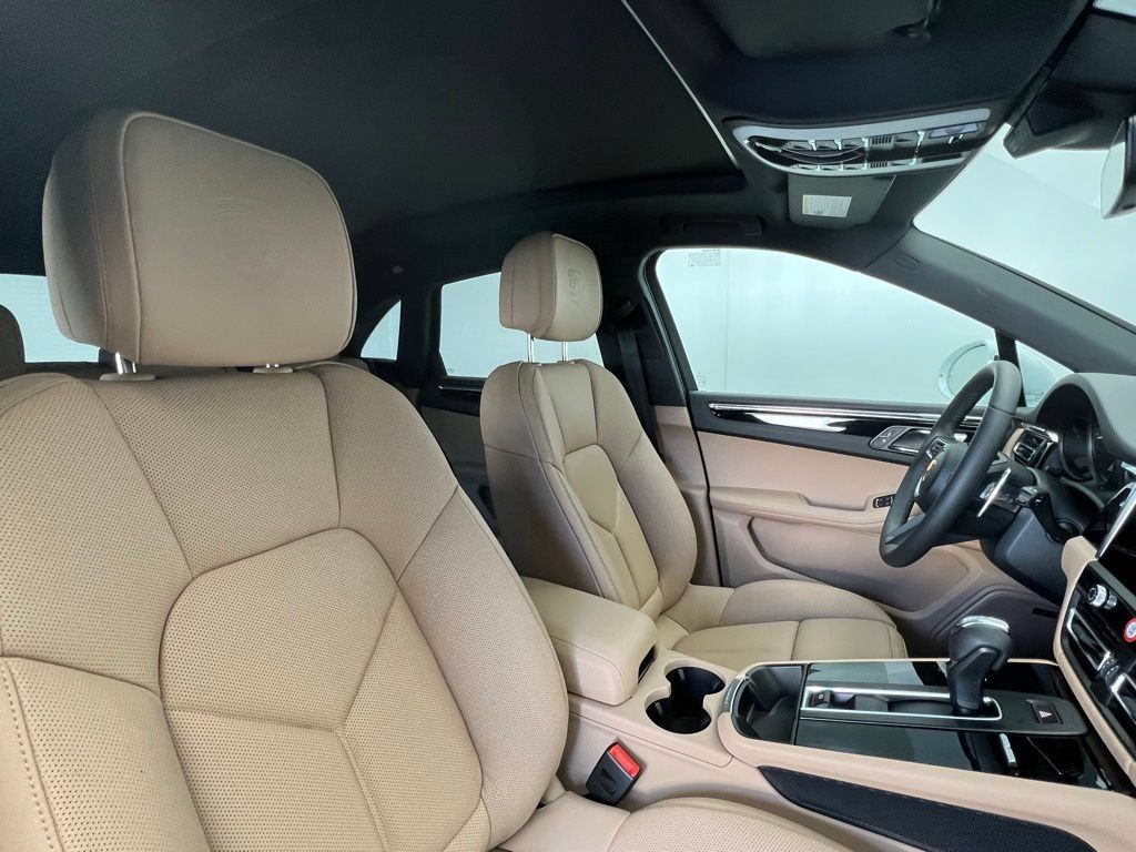 Certified 2026 Porsche Macan AWD/4WD image 18