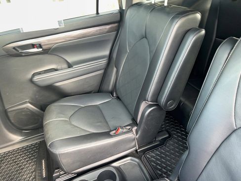 Used 2022 Toyota Highlander Limited image 21