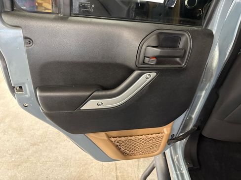 Used 2015 Jeep Wrangler Unlimited Rubicon w/ Connectivity Group AWD/4WD image 38