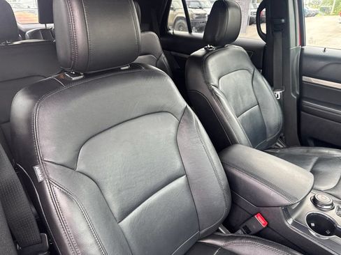 Used 2018 Ford Explorer XLT w/ Equipment Group 202A AWD/4WD image 36