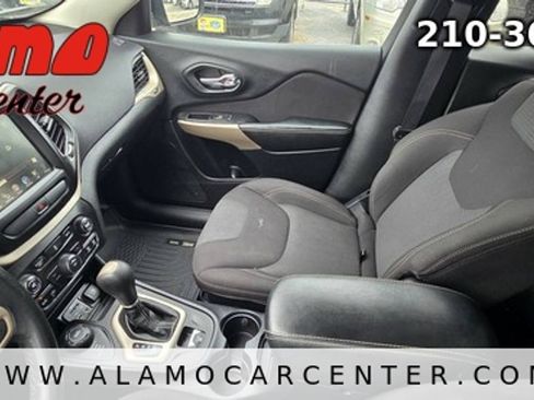 Used 2017 Jeep Cherokee Latitude AWD/4WD image 39