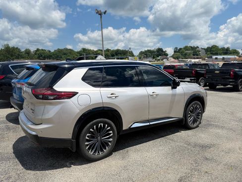 Used 2025 Nissan Rogue Platinum w/ Platinum Premium Package AWD/4WD image 3