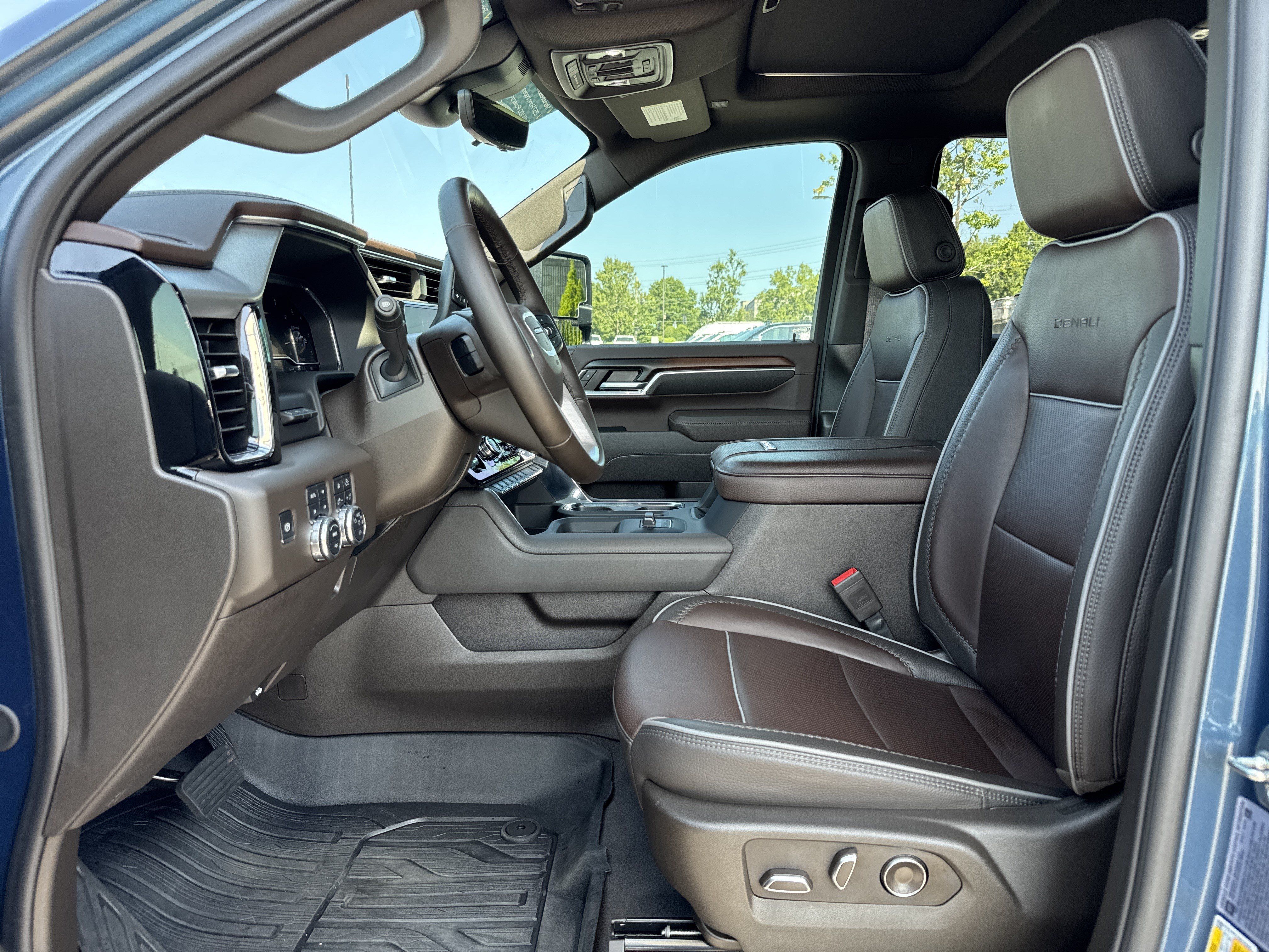 Used 2025 GMC Sierra 2500 Denali w/ Denali Reserve Package AWD/4WD image 17