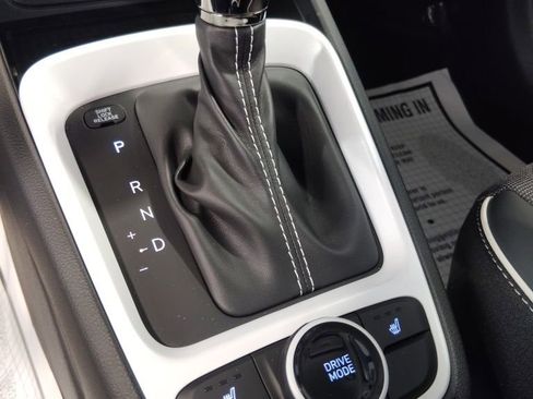 Used 2025 Hyundai Venue Limited image 19