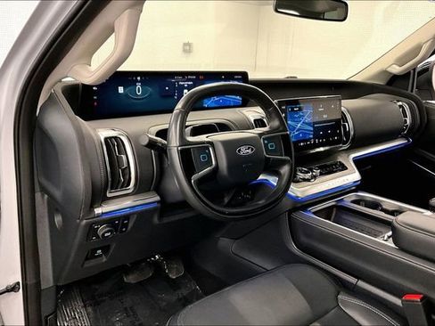 Used 2025 Ford Expedition Platinum AWD/4WD image 17
