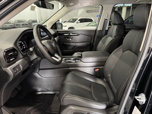 New 2025 Honda Pilot Touring image 5