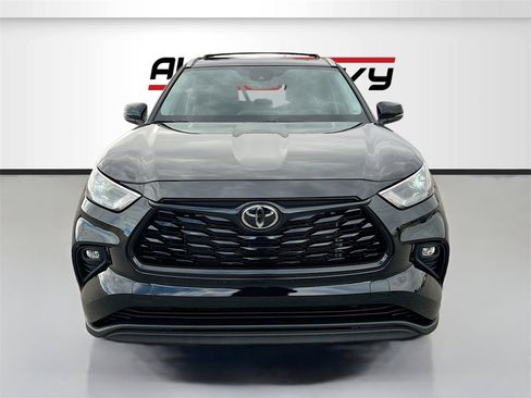 Used 2024 Toyota Highlander XLE image 2