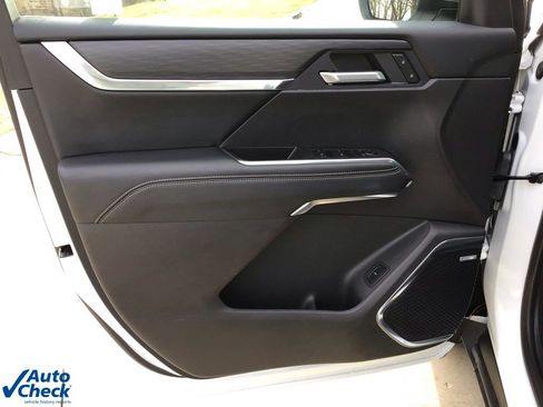 Used 2025 GMC Acadia Elevation image 28