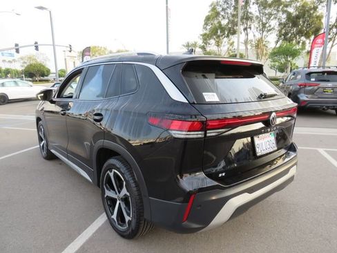 Used 2025 Volkswagen Tiguan SE image 8