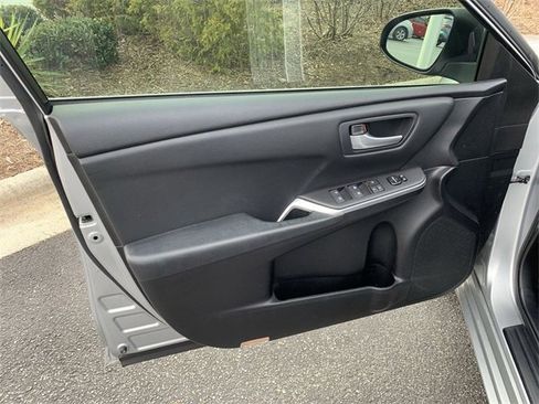 Used 2015 Toyota Camry XSE image 17