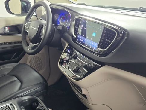 Used 2024 Chrysler Pacifica Touring-L image 45