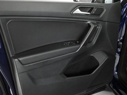 Used 2021 Volkswagen Tiguan SE w/ Panoramic Sunroof Package image 19