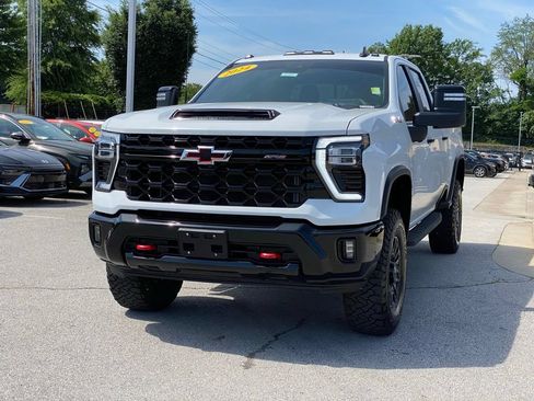 Used 2024 Chevrolet Silverado 2500 ZR2 w/ Technology Package AWD/4WD image 3