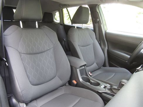 Used 2022 Toyota Corolla Cross LE w/ Moonroof Package AWD/4WD image 18