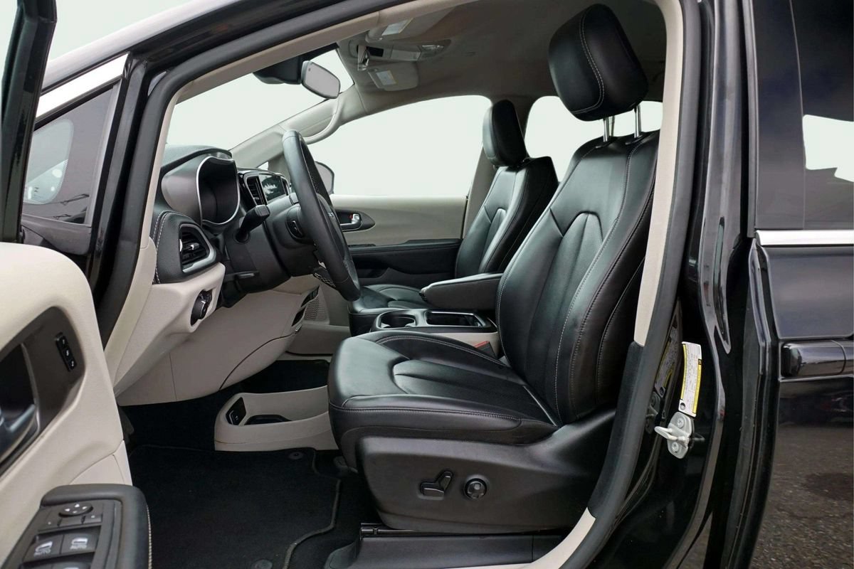 Used 2023 Chrysler Pacifica Touring-L FWD image 18